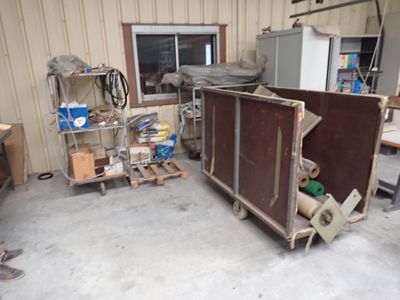 une image d'un garage avec beaucoup de ferraille
