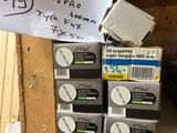 une boîte de savon posée sur une étagère en bois