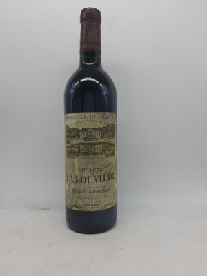 une bouteille de vin posée sur une table