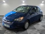 la photo d'une voiture bleue garée dans un garage