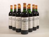 six bouteilles de vin sont alignées sur une table