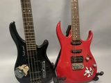 deux guitares électriques posées l'une à côté de l'autre sur une surface blanche