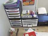 un bureau encombré, couvert de papiers