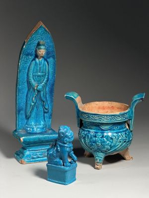 deux vases bleus et une statue représentant un homme avec un chien