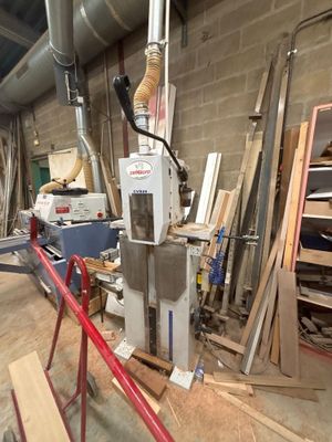 une machine qui se trouve à l'intérieur d'un bâtiment