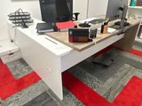 un bureau équipé d'un ordinateur et d'un moniteur