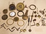 de nombreux types d'horloges différents sur la table