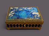 une image représentant une boîte bleue et dorée ornée de fleurs