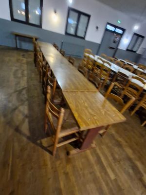 Une table carrée en bois et quatre rectangulaires. On y join…