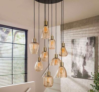 un gros plan d'un lustre auquel sont suspendues de nombreuses ampoules