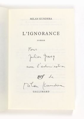 un livre ouvert, avec une lettre manuscrite et la photo d'un homme