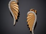 paire de boucles d'oreilles en or et diamants, signée Van Cleef