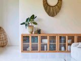une pièce avec un canapé, une table et un miroir accroché au mur