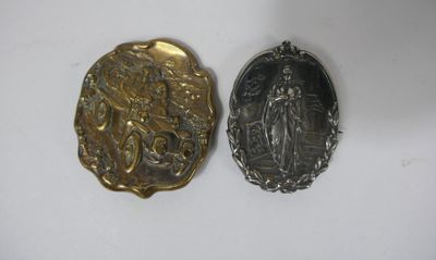 2 broches en métal dont une sur le thème de l'automobile.