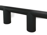 un banc noir sur fond blanc, avec un fond blanc