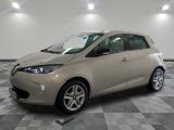 une photo d'une Toyota Yaris beige garée dans un showroom