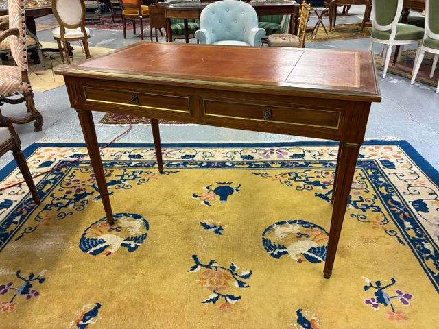 Petit bureau plat de dame en acajou de style Louis XVI ouvrant à.