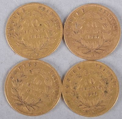 three gold sovereigns, one of which has a crown and the other of which is a crown
