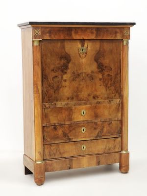 une image d'une commode en bois avec un plateau en marbre