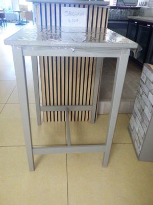 une photo d'une table sur laquelle est posé un panneau