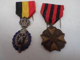 deux médailles et une médaille sur une surface blanche