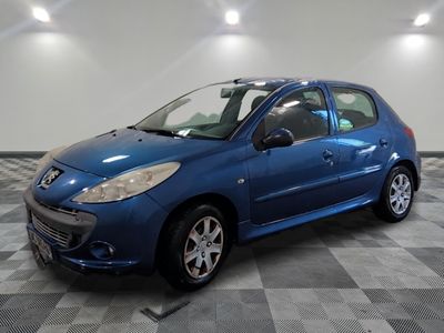 la photo d'une voiture bleue garée dans un garage