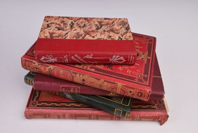 trois livres empilés sur une table