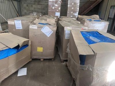 de nombreux cartons posés sur une palette dans un entrepôt