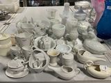 une table sur laquelle sont disposés de nombreux vases blancs et bleus