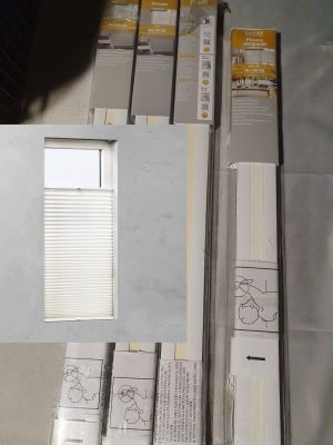un grand nombre de cartons posés sur le sol