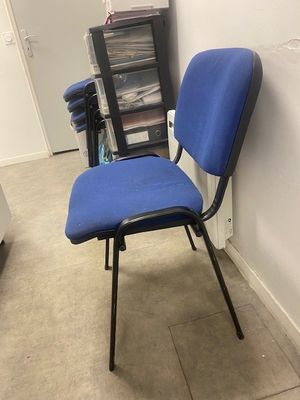 une chaise bleue dans un coin de la pièce