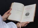 une personne tenant un livre ouvert dans ses mains