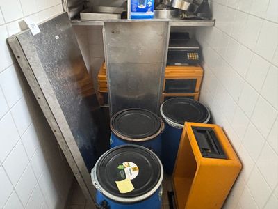 une petite cuisine où se trouvent de nombreuses poubelles