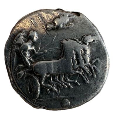 une image représentant une pièce de monnaie sur laquelle figurent un cheval et une calèche