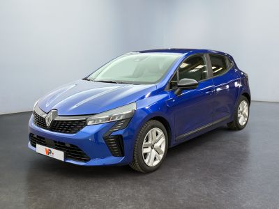 Une voiture bleue est garée dans une pièce au sol noir.