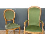deux chaises vertes placées l'une à côté de l'autre dans une pièce