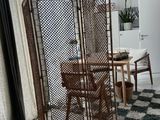 un paravent avec une chaise et une table à l'intérieur
