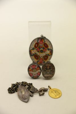 une photo d'un collier et d'une paire de boucles d'oreilles posés sur une table