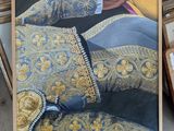 une photo encadrée représentant les jambes d'une femme posées sur le sol