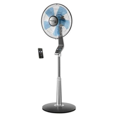 un ventilateur sur pied en métal avec télécommande, sur fond blanc
