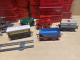 de nombreux petits trains miniatures posés sur une table