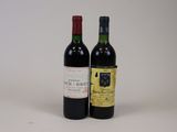 deux bouteilles de vin posées l'une à côté de l'autre sur une table