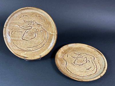 José PIRÈS (1955-2020) - Paire d'assiettes en grès à décor d…