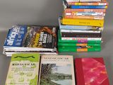 plusieurs livres sont empilés sur une table