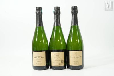trois bouteilles de vin posées les unes à côté des autres sur une surface blanche