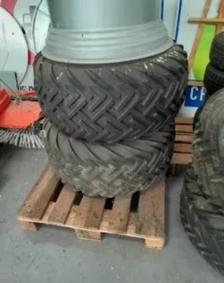 une pile de pneus posée sur une palette dans un garage