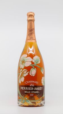 une image représentant une bouteille de vin posée sur une table