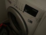 une photo d'une machine à laver et d'un sèche-linge dans une petite pièce