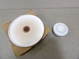 un bol blanc et une tasse blanche posés sur une table