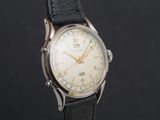 gros plan d'une montre sur une surface noire